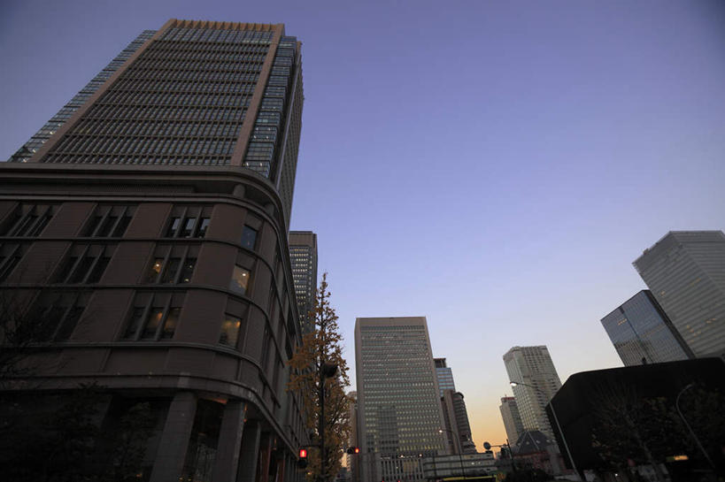 无人,高楼大厦,横图,室外,白天,仰视,旅游,度假,美景,日落,植物,城市风光,城市,大厦,建筑,路灯,摩天大楼,东京,日本,亚洲,景观,晚霞,霞光,落日,灯光,娱乐,灯,树,树木,蓝色,绿色,蓝天,天空,自然,黄昏,天,享受,休闲,景色,彩霞,放松,千代田区,生长,成长,照明设备,装饰灯,东亚,本州,关东地方,本州岛,日本国,东京都,丸之内,夕照,夕阳,彩图,低角度拍摄,大楼,高层建筑,高楼,摩天楼,斜阳