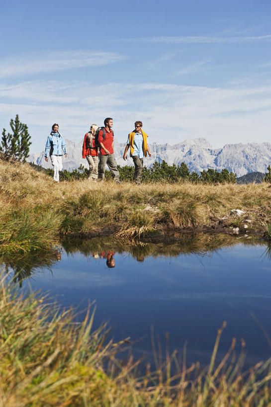 西方人,四个人,伙伴,朋友,走,竖图,室外,白天,正面,友谊,湖,湖泊,山,山脉,水,植物,欧洲,欧洲人,戴,服装,枯萎,装饰,包,墨镜,眼镜,湖面,山峰,水流,水面,云,云朵,枯草,山峦,云彩,注视,休闲装,草,衣服,黄色,蓝色,白云,蓝天,天空,背包,太阳镜,太阳眼镜,围巾,湖水,群山,天,观察,看,休闲,温暖,休闲服,遮阳镜,服饰,晴朗,围脖,观看,保暖,华丽,点缀,察看,御寒,关注,衬托,美观,雅致,雅观,友情,男人,男性,年轻男性,年轻女性,女人,女性,白种人,晴空,步行,散步,走路,彩图,全身,双肩包