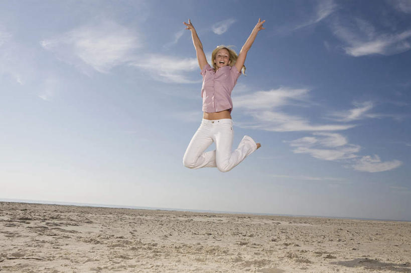 西方人,一个人,跳,举,伸展双臂,笑,微笑,露齿笑,横图,室外,白天,仰视,沙滩,欧洲,欧洲人,仅一个年轻女性,仅一个女性,仅一个人,服装,沙子,地平线,海岸,云,云朵,辽阔,地面,沙地,云彩,注视,休闲装,衣服,蓝色,白云,蓝天,天空,天,观察,看,托,休闲,广阔,休闲服,服饰,晴朗,观看,一望无际,察看,关注,延伸,天地相交,无边无际,一马平川,年轻女性,女人,女性,白种人,海滩,晴空,敞开双臂,举起,举手,举着,伸开双臂,跳跃,向上举,向上伸,向上托,展开双肩,张开手臂,张开双臂,彩图,低角度拍摄,全身