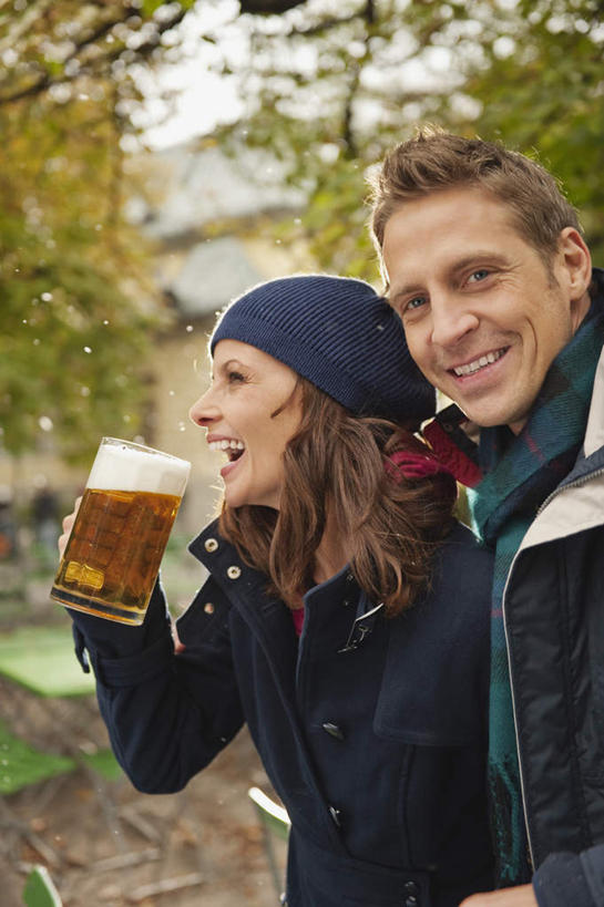 啤酒,西方人,两个人,家庭,夫妻,站,笑,微笑,露齿笑,竖图,室外,白天,正面,爱情,旅游,度假,杯子,德国,欧洲,欧洲人,服装,朦胧,模糊,酒类,浪漫,拿,拿着,注视,休闲装,娱乐,慕尼黑,玻璃制品,酒,饮料,衣服,水杯,观察,看,站着,享受,休闲,温暖,温馨,一家人,休闲服,恩爱,放松,恋人,服饰,观看,和睦,察看,西欧,关注,德意志联邦共和国,首府,巴伐利亚,巴伐利亚州,拜恩州,拜恩自由州,男人,男性,年轻男性,年轻女性,女人,女性,白种人,情侣,玻璃杯,玩耍,半身,彩图,伴侣,融洽