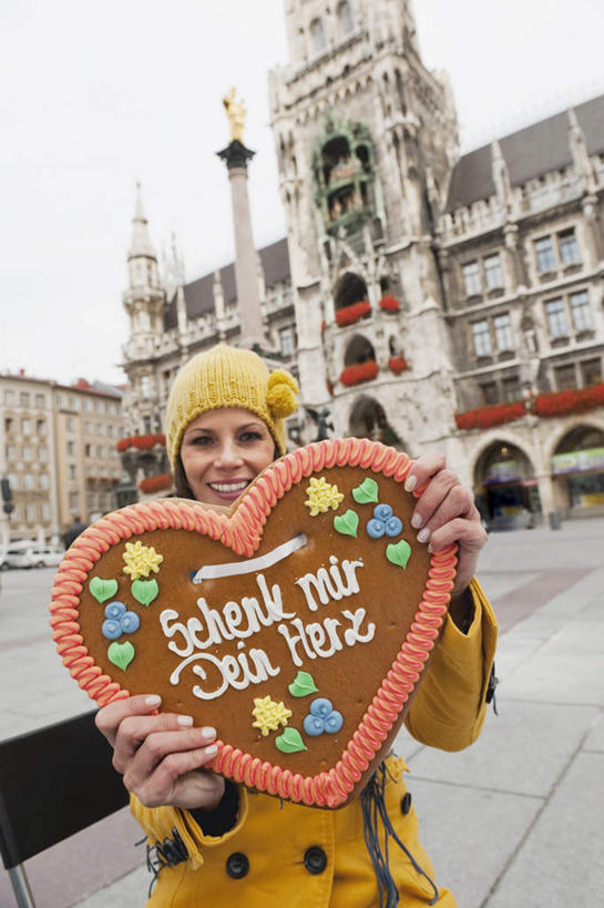 点心,西方人,一个人,广场,教堂,站,竖图,室外,白天,仰视,旅游,度假,道路,路,公路,帽子,德国,欧洲,圣诞节,欧洲人,仅一个女性,仅一个人,戴,服装,节日,爱心,庆祝,英文,字母,尖顶,食品,甜点,交通,拿,拿着,注视,休闲装,文化,娱乐,慕尼黑,食物,糕点,衣服,围巾,饼干,甜食,零食,观察,看,站着,仅一个中年女性,庆典,享受,休闲,休闲服,放松,服饰,围脖,观看,纪念,察看,绒线帽,西欧,关注,姜饼,德意志联邦共和国,首府,巴伐利亚,巴伐利亚州,拜恩州,拜恩自由州,玛利亚广场,德式姜饼,女人,女性,中年女性,白种人,心型,马路,玩耍,半身,彩图,低角度拍摄,大教堂,礼拜堂