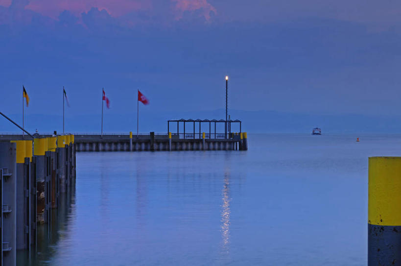 无人,横图,室外,白天,正面,旅游,度假,湖,湖泊,美景,水,路灯,旗帜,国旗,德国,欧洲,一排,木板,湖面,景观,水流,水面,桥,灯光,木桥,娱乐,栈桥,灯,排列,蓝天,天空,自然,湖水,天,享受,休闲,景色,放松,人行桥,木板桥,照明设备,西欧,队列,自然风光,德意志联邦共和国,巴登.符腾堡,巴登.符腾堡州,巴符州,博登湖,旗,玩耍,彩图
