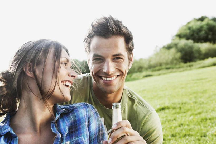 啤酒,西方人,两个人,家庭,夫妻,站,笑,微笑,露齿笑,横图,室外,白天,正面,爱情,草地,草坪,植物,欧洲,欧洲人,服装,朦胧,模糊,酒类,浪漫,拿,拿着,注视,休闲装,玻璃制品,酒,酒瓶,草,饮料,衣服,绿色,玻璃瓶,观察,看,站着,休闲,温暖,温馨,一家人,休闲服,恩爱,恋人,服饰,观看,和睦,察看,关注,男人,男性,年轻男性,年轻女性,女人,女性,白种人,情侣,站立,半身,彩图,伴侣,融洽