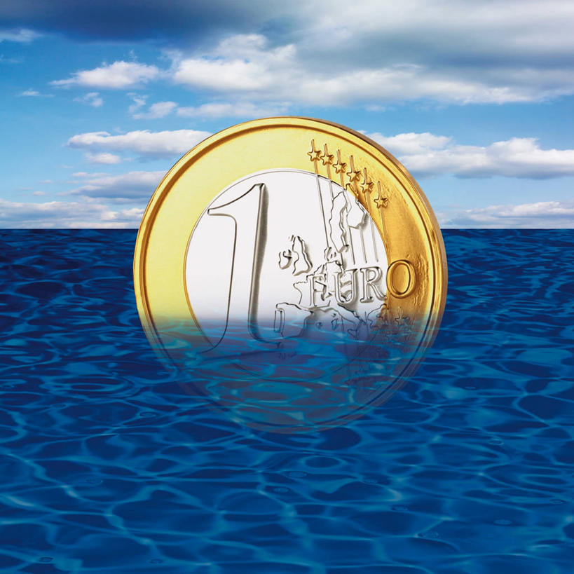 无人,方图,室内,白天,正面,钱,数码,科技,海浪,海洋,雕塑,阴影,波纹,艺术,装饰,网络,英文,标志,雕刻,雕像,钱币,文字,字符,字母,浪花,水平线,云,云朵,辽阔,海平线,涟漪,高光,几何,计算机图形,欧元,合成,云彩,标识,一个,蓝色,白云,蓝天,水纹,天空,海水,工艺品,波浪,天,广阔,金融,经济,晴朗,单个,纪念,英文字母,一望无际,美术,波光粼粼,电脑合成图,数码合成图,合成图,主题,流通,陈列,贸易,海景,水晕,写实,具体,具象,功能,美学,无边无际,一马平川,货币,现金,硬币,大海,风浪,海,海水的波动,近岸浪,涌浪,晴空,彩图,水天相接,水天一线