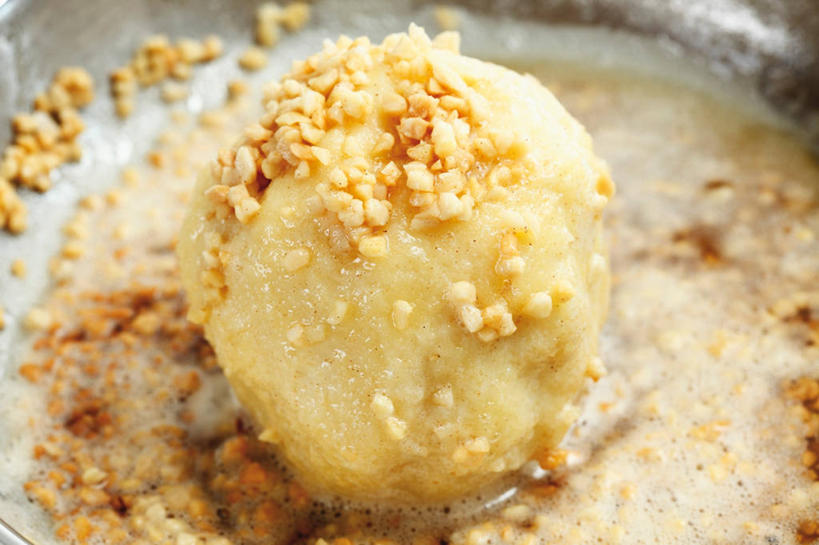 面食,无人,横图,俯视,室内,特写,白天,烹饪,西餐,植物,豆,花生,厨具,金属制品,阴影,朦胧,模糊,反射,金属,锅子,平底锅,影子,豆类,豆子,料理,食品,坚果,饺子,面点,锅,小吃,菜肴,美食,食物,果酱,西式,长生果,佳肴,锅具,花生仁,烹饪用具,豆科,意大利饺子,落花生,落生,果子酱,杏酱,烹调用具,花生米,花生豆,烹调,彩图,高角度拍摄