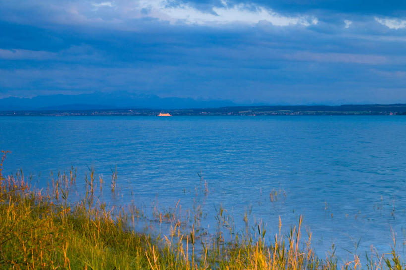 帆船,无人,横图,室外,白天,正面,旅游,度假,草地,草坪,湖,湖泊,美景,水,植物,船,德国,欧洲,阴影,波纹,光线,影子,湖面,景观,水流,水面,水平线,云,云朵,辽阔,海平线,涟漪,云彩,娱乐,草,蓝色,绿色,白云,倒影,蓝天,水纹,天空,阳光,自然,交通工具,波浪,湖水,天,享受,休闲,广阔,景色,放松,晴朗,一望无际,淡水湖,倒映,西欧,自然风光,载具,德意志联邦共和国,水晕,无边无际,一马平川,反照,博登湖,康斯坦茨湖,晴空,彩图,水天相接,水天一线