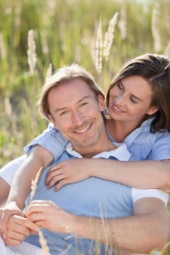 西方人,中年人,两个人,家庭,夫妻,坐,抱,笑,微笑,露齿笑,竖图,室外,白天,正面,爱情,草地,草坪,植物,欧洲,欧洲人,服装,朦胧,模糊,浪漫,扭头,注视,休闲装,草,衣服,绿色,观察,看,转头,休闲,温暖,温馨,一家人,休闲服,恩爱,恋人,服饰,抱着,观看,和睦,察看,搂着,关注,男人,男性,女人,女性,中年男性,中年女性,白种人,夫妇,情侣,搂,搂抱,坐着,半身,彩图,伴侣,融洽