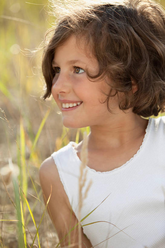 西方人,儿童,一个人,笑,微笑,露齿笑,竖图,室外,白天,正面,纯洁,草地,草坪,植物,欧洲,欧洲人,仅一个女性,仅一个人,阴影,服装,朦胧,模糊,光线,影子,扭头,注视,休闲装,草,小孩,衣服,绿色,阳光,观察,看,转头,仅一个小孩,休闲,休闲服,可爱,童年,童趣,服饰,观看,察看,关注,童真,烂漫,无邪,天真,女孩,女人,女性,白种人,孩子,半身,彩图,女生