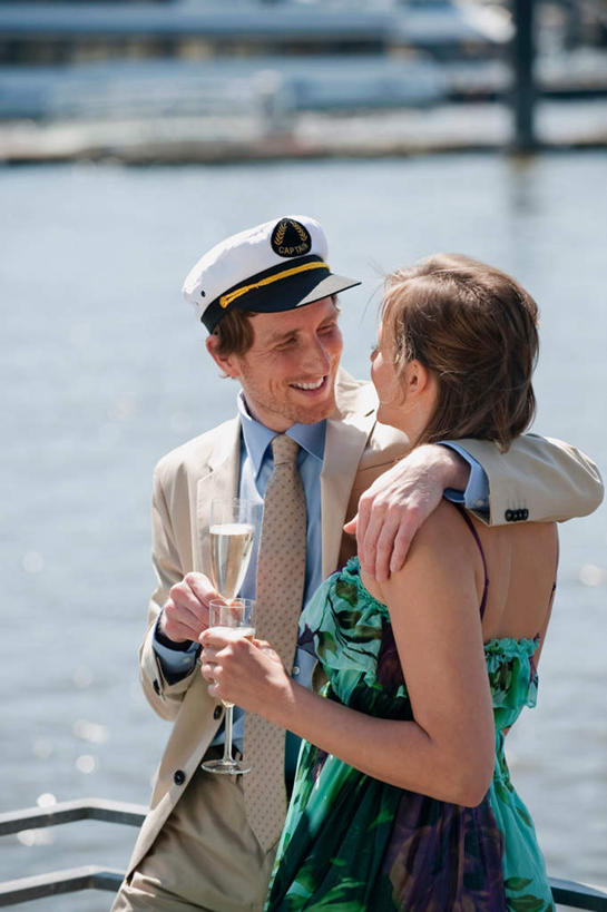 香槟酒,西方人,两个人,家庭,夫妻,商务人士,商务男性,栏杆,站,竖图,室外,白天,正面,衬衫,裙子,爱情,河流,水,杯子,欧洲,欧洲人,连衣裙,套装,高脚杯,栅栏,河水,水流,围栏,浪漫,拿,拿着,注视,玻璃制品,酒杯,观察,看,站着,温暖,温馨,一家人,恩爱,恋人,观看,吊带裙,和睦,察看,关注,商务装,工薪阶层,香槟杯,男人,男性,女人,女性,中年男性,中年女性,白种人,情侣,白领,上班族,玻璃杯,站立,半身,彩图,衬衣,伴侣,融洽