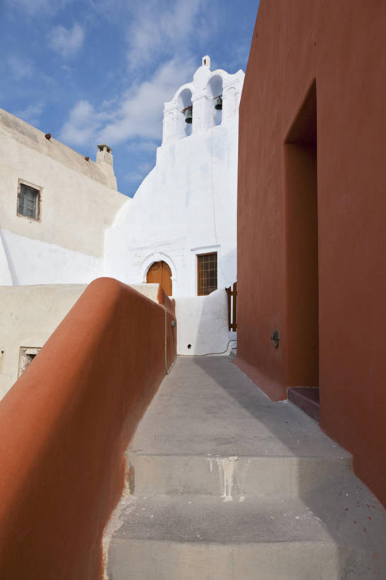 无人,家,栏杆,竖图,室外,白天,仰视,度假,美景,楼梯,城市风光,城市,希腊,欧洲,阴影,光线,扶手,影子,房屋,阶梯,墙,屋子,景观,云,云朵,云彩,娱乐,护栏,楼房,墙壁,墙面,台阶,住宅,蓝色,白云,蓝天,天空,阳光,天,享受,休闲,景色,放松,晴朗,基克拉迪群岛,圣托里尼岛,希腊共和国,基克拉泽斯群岛,晴空,彩图,低角度拍摄,房子,费拉