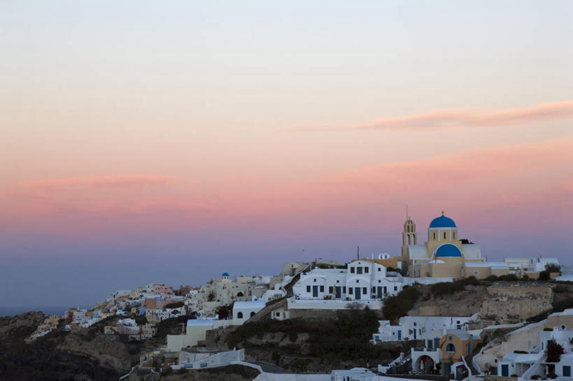 无人,家,教堂,横图,俯视,室外,白天,旅游,度假,名胜古迹,日落,山,山脉,植物,标志建筑,地标,建筑,希腊,欧洲,节日,遗迹,房屋,屋子,山峰,晚霞,霞光,云,云朵,落日,公寓,建筑群,山峦,云彩,古迹,文化,文物,娱乐,建设,古建筑,洋房,楼房,住宅,树,树木,绿色,白云,自然,黄昏,群山,祈祷,享受,休闲,健康,旅游胜地,彩霞,放松,许愿,宗教,信仰,生长,成长,纪念,祈求,基克拉迪群岛,圣托里尼岛,信念,古文明,希腊共和国,夕照,薄暮,基克拉泽斯群岛,平安,夕阳,彩图,高角度拍摄,傍晚,房子,大教堂,礼拜堂,费拉,斜阳