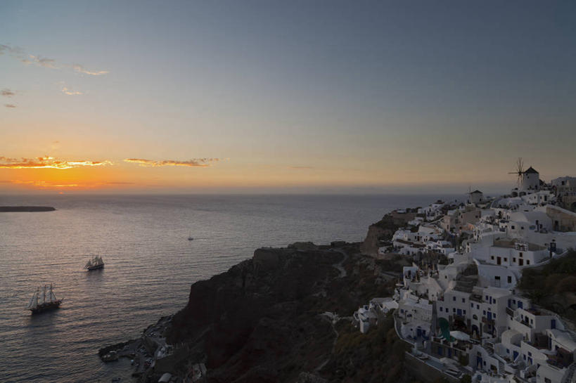 无人,家,横图,俯视,室外,白天,旅游,度假,海浪,海洋,石头,美景,日落,山,山脉,希腊,欧洲,阴影,光线,石子,影子,房屋,屋子,景观,浪花,山峰,水平线,晚霞,霞光,云,云朵,落日,公寓,辽阔,海平线,山峦,背光,云彩,娱乐,洋房,楼房,住宅,白云,阳光,自然,海水,黄昏,群山,享受,休闲,广阔,景色,彩霞,放松,一望无际,基克拉迪群岛,圣托里尼岛,自然风光,逆光,海景,希腊共和国,无边无际,一马平川,夕照,薄暮,基克拉泽斯群岛,大海,风浪,海,海水的波动,近岸浪,石块,岩石,涌浪,夕阳,彩图,高角度拍摄,傍晚,房子,费拉,水天相接,水天一线,斜阳