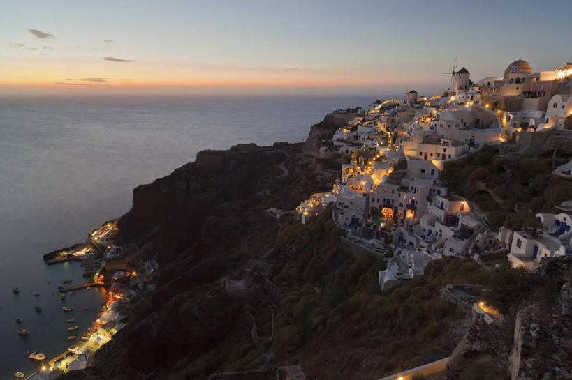 无人,家,横图,俯视,室外,白天,旅游,度假,海浪,海洋,石头,美景,日落,山,山脉,希腊,欧洲,阴影,光线,石子,影子,房屋,屋子,景观,浪花,山峰,水平线,晚霞,霞光,云,云朵,落日,公寓,辽阔,海平线,山峦,背光,云彩,娱乐,洋房,楼房,住宅,白云,阳光,自然,海水,黄昏,群山,享受,休闲,广阔,景色,彩霞,放松,一望无际,基克拉迪群岛,圣托里尼岛,自然风光,逆光,海景,希腊共和国,无边无际,一马平川,夕照,薄暮,基克拉泽斯群岛,大海,风浪,海,海水的波动,近岸浪,石块,岩石,涌浪,夕阳,彩图,高角度拍摄,傍晚,房子,费拉,水天相接,水天一线,斜阳