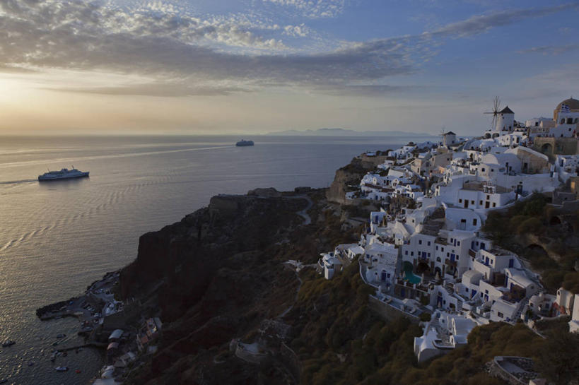 无人,家,横图,俯视,室外,白天,旅游,度假,海浪,海洋,石头,美景,日落,山,山脉,希腊,欧洲,阴影,光线,石子,影子,房屋,屋子,景观,浪花,山峰,水平线,晚霞,霞光,云,云朵,落日,公寓,辽阔,海平线,山峦,背光,云彩,娱乐,洋房,楼房,住宅,白云,阳光,自然,海水,黄昏,群山,享受,休闲,广阔,景色,彩霞,放松,一望无际,基克拉迪群岛,圣托里尼岛,自然风光,逆光,海景,希腊共和国,无边无际,一马平川,夕照,薄暮,基克拉泽斯群岛,大海,风浪,海,海水的波动,近岸浪,石块,岩石,涌浪,夕阳,彩图,高角度拍摄,傍晚,房子,费拉,水天相接,水天一线,斜阳