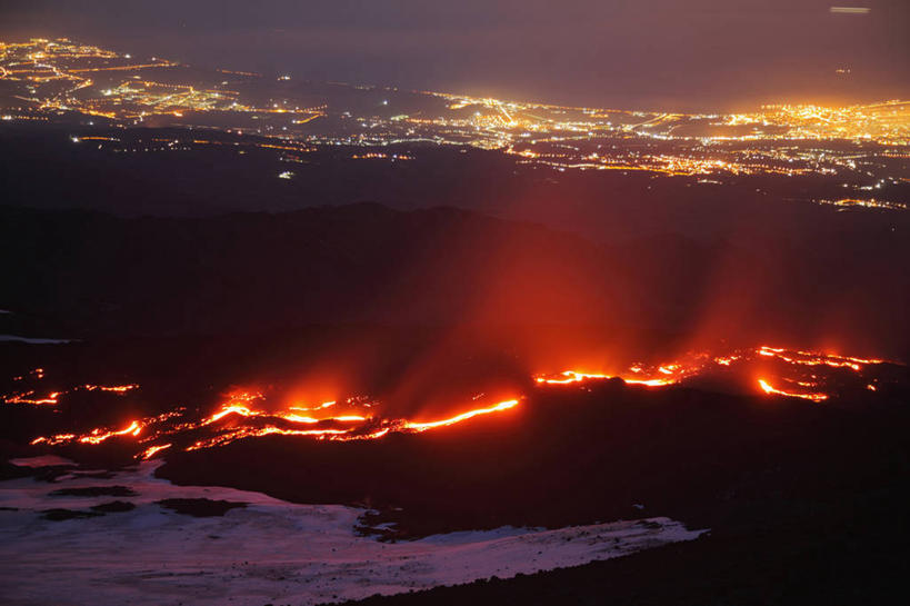 无人,横图,俯视,室外,夜晚,旅游,度假,热情,海浪,海洋,火山,美景,山,山脉,雾,火,意大利,欧洲,沸腾,朦胧,模糊,蒸汽,火焰,景观,浪花,山峰,山峦,水蒸气,雾气,喷发,燃烧,娱乐,自然,海水,群山,享受,休闲,景色,放松,气体,西西里,南欧,自然风光,爆发,火山爆发,火山喷发,海景,意大利共和国,埃特纳火山,西西里岛,蒸发,暴发,地壳运动,地质现象,大海,风浪,海,海水的波动,活火山,近岸浪,涌浪,彩图,高角度拍摄