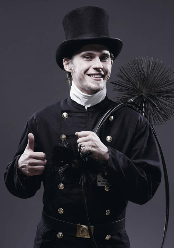 西方人,一个人,清洁工,站,笑,微笑,露齿笑,竖图,室内,白天,正面,工作服,制服,智慧,帽子,欧洲,欧洲人,仅一个男性,仅一个人,握,阴影,突出,反射,工具,扫帚,影子,拿,拿着,注视,礼帽,称赞,表扬,仅一个年轻男性,观察,看,清洁,手势,站着,竖,握着,摄影,影棚,观看,翘,高,扫把,察看,卫生,夸奖,优秀,关注,保洁,清洁员,保洁员,笤帚,好,妙,顺利,出色,超群,杰出,卓越,奇妙,清洁人员,工作制服,聪明,男人,男性,年轻男性,白种人,大拇指,清洁工人,站立,半身,彩图,影棚拍摄,工作套服,拍摄