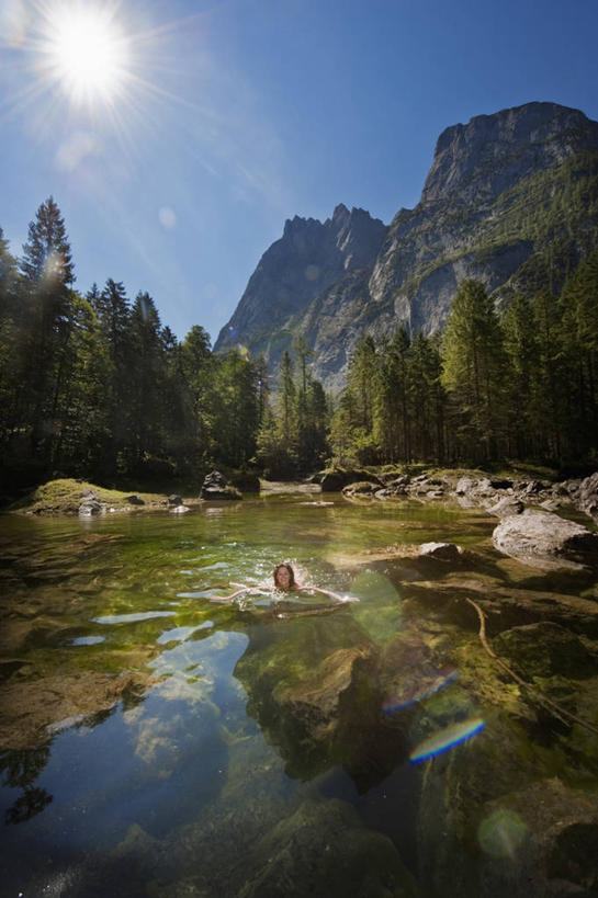 游泳,西方人,一个人,伸展双臂,笑,微笑,露齿笑,竖图,俯视,室外,白天,旅游,度假,湖,湖泊,石头,美景,森林,山,山脉,树林,水,植物,吊带,奥地利,欧洲,欧洲人,仅一个女性,仅一个人,阴影,服装,光线,石子,影子,湖面,景观,山顶,山峰,水流,水面,山峦,注视,吊带衫,娱乐,树,树木,衣服,蓝色,绿色,倒影,蓝天,天空,阳光,自然,湖水,群山,天,观察,看,仅一个中年女性,享受,休闲,景色,放松,服饰,生长,晴朗,成长,观看,察看,倒映,衣着,穿着,关注,自然风光,中欧,沉积岩,万里无云,奥地利共和国,泅水,衣饰,颠峰,极峰,反照,拍浮,上奥地利,上奥地利州,水成岩,女人,女性,中年女性,白种人,石块,岩石,晴空,晴空万里,敞开双臂,伸开双臂,展开双肩,张开手臂,张开双臂,彩图,高角度拍摄,全身,格蒙登县,戈绍