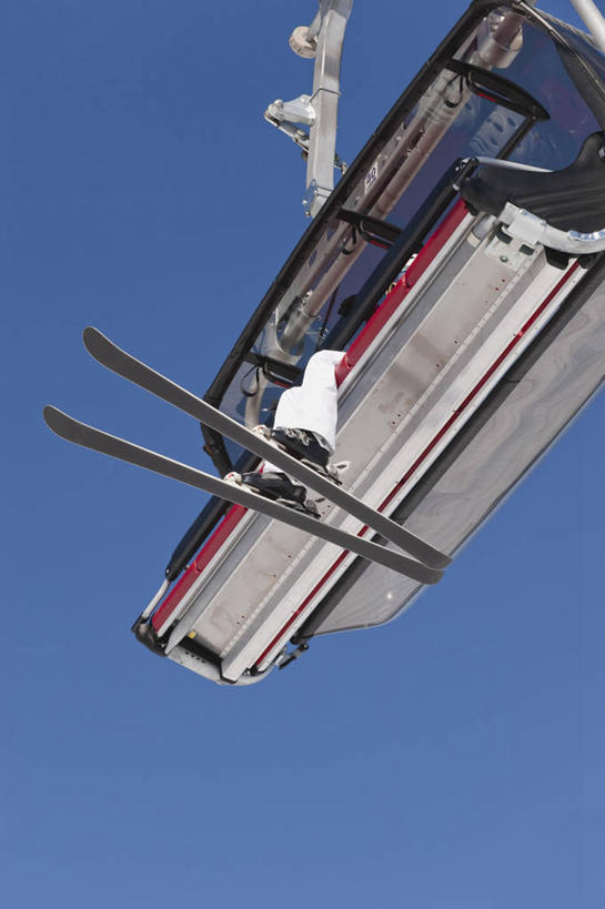 西方人,一个人,坐,竖图,室外,白天,仰视,锻炼,旅游,度假,运动,美景,意大利,欧洲,欧洲人,仅一个女性,仅一个人,阴影,服装,光线,工具,器材,影子,景观,娱乐,运动器械,缆车,衣服,蓝色,蓝天,天空,阳光,自然,交通工具,天,享受,休闲,温暖,器械,健身器械,景色,放松,服饰,仅一个老年女性,晴朗,拐杖,保暖,滑雪板,滑雪杖,御寒,南欧,自然风光,室外运动,健身器材,户外运动,滑雪服,滑雪装备,索道,万里无云,意大利共和国,辅助设备,缆索铁路,特伦蒂诺.上阿迪杰大区,竞技服,旅游服,冬装,老年女性,女人,女性,白种人,晴空,晴空万里,坐着,彩图,低角度拍摄,全身,健身,波尔扎诺自治省,运动器材