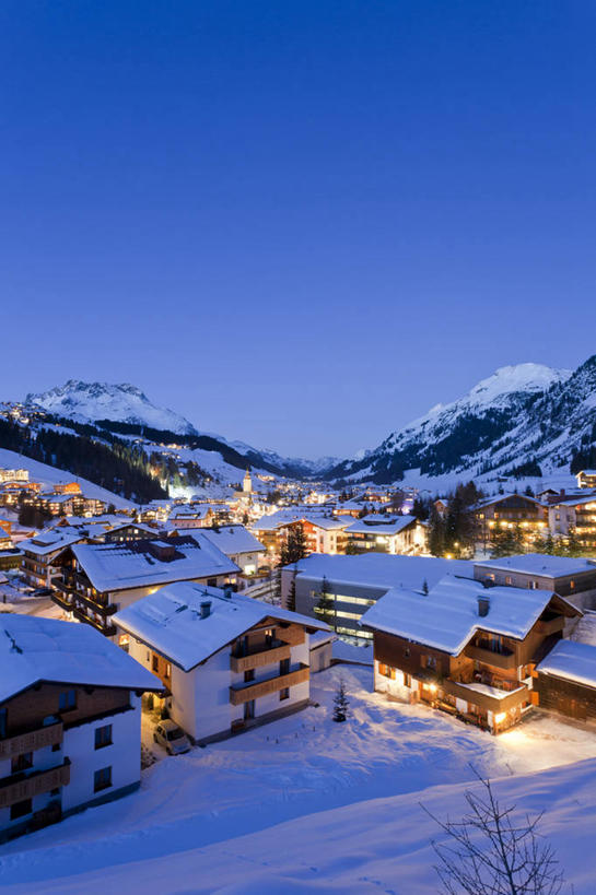 无人,家,木屋,竖图,俯视,室外,白天,旅游,度假,美景,山,雪,雪山,植物,大雪,路灯,照明,奥地利,欧洲,阴影,光线,影子,冰,积雪,景观,山峰,雪景,冬季,冬天,落日,灯光,山峦,娱乐,住宅,灯,树,树木,蓝色,绿色,蓝天,天空,自然,天,享受,休闲,景色,放松,寒冷,生长,晴朗,成长,照亮,冰冷,照明设备,自然风光,中欧,万里无云,严寒,奥地利共和国,冰凉,酷寒,凛冽,凛凛,极冷,夕照,福拉尔贝格,福拉尔贝格州,晴空,晴空万里,夕阳,彩图,高角度拍摄,茅舍,茅屋,棚屋,小木屋,小屋,斜阳