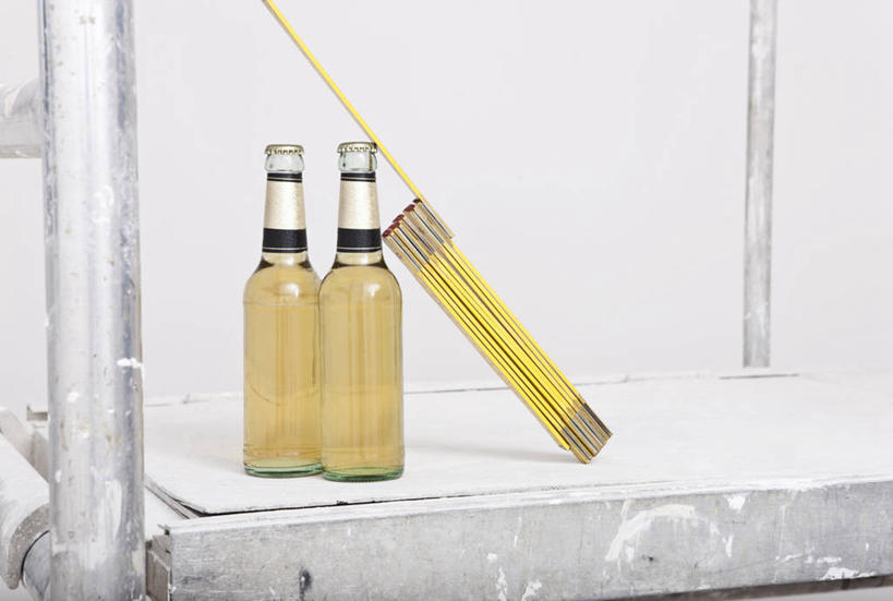 啤酒,无人,家,横图,室内,特写,白天,正面,两瓶,阴影,反射,影子,支架,房屋,屋子,公寓,酒类,洋房,楼房,架子,脚手架,住宅,玻璃制品,酒,酒瓶,饮料,施工,两个,玻璃瓶,瓶子,啤酒瓶,支撑,固定,彩图,房子,稳固