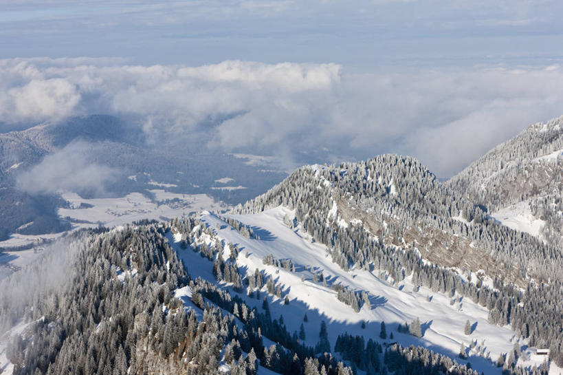 无人,横图,俯视,航拍,室外,白天,旅游,度假,美景,森林,山,树林,雪,雪山,植物,雾,大雪,德国,欧洲,阿尔卑斯山,阴影,朦胧,模糊,光线,影子,冰,积雪,景观,山峰,雪景,云,云朵,冬季,冬天,山峦,云彩,娱乐,树,树木,蓝色,绿色,白云,蓝天,天空,阳光,自然,天,享受,休闲,景色,放松,寒冷,生长,晴朗,成长,迷雾,冰冷,西欧,鸟瞰,自然风光,阿尔卑斯山脉,德意志联邦共和国,严寒,冰凉,酷寒,凛冽,凛凛,极冷,巴伐利亚,巴伐利亚州,拜恩州,拜恩自由州,大雾,晴空,彩图,高角度拍摄,文德尔施泰因