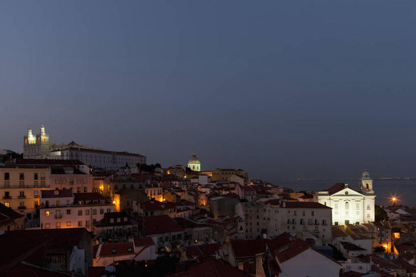 无人,家,横图,俯视,室外,夜晚,旅游,度假,海浪,海洋,美景,城市风光,城市,建筑,路灯,照明,葡萄牙,欧洲,阴影,节日,光线,影子,房屋,屋子,景观,浪花,公寓,灯光,首都,文化,娱乐,建设,洋房,楼房,里斯本,住宅,灯,海水,祈祷,享受,休闲,健康,景色,放松,许愿,宗教,信仰,纪念,祈求,照亮,基督教,照明设备,南欧,天主教,修道院,海景,信念,葡萄牙共和国,神学院,修院,隐修院,阿尔法玛,平安,大海,风浪,海,海水的波动,近岸浪,涌浪,彩图,高角度拍摄,房子