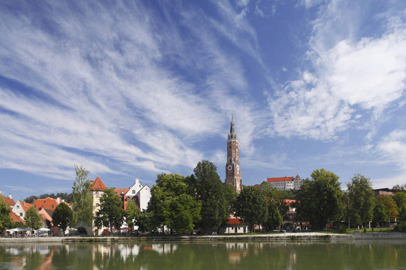 无人,家,横图,室外,白天,仰视,旅游,度假,树林,植物,标志建筑,地标,建筑,德国,欧洲,阴影,光线,影子,堡垒,城堡,房屋,屋子,云,云朵,公寓,云彩,娱乐,建设,洋房,楼房,住宅,树,树木,蓝色,绿色,白云,蓝天,天空,阳光,自然,天,享受,休闲,旅游胜地,放松,生长,晴朗,成长,西欧,要塞,德意志联邦共和国,巴伐利亚,巴伐利亚州,拜恩州,拜恩自由州,伊萨尔河,设防,晴空,彩图,低角度拍摄,房子,兰茨胡特县,下巴伐利亚行政区