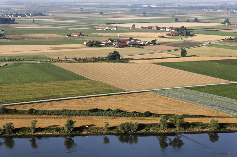 无人,家,农田,横图,俯视,航拍,室外,白天,旅游,度假,庄稼,农作物,草地,草坪,河流,美景,水,植物,德国,欧洲,阴影,光线,影子,房屋,屋子,河水,景观,水流,娱乐,楼房,住宅,草,树,树木,绿色,阳光,自然,享受,休闲,景色,放松,生长,成长,西欧,鸟瞰,自然风光,德意志联邦共和国,多瑙河,巴伐利亚,巴伐利亚州,拜恩州,拜恩自由州,彩图,高角度拍摄,耕地,庄稼田,房子,下巴伐利亚行政区,博根