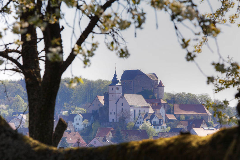 无人,家,横图,室外,白天,正面,度假,草地,草坪,美景,树林,植物,城市风光,城市,德国,欧洲,阴影,光线,影子,堡垒,城堡,房屋,屋子,景观,娱乐,楼房,住宅,草,树,树木,蓝色,绿色,蓝天,天空,阳光,自然,天,享受,休闲,景色,放松,生长,晴朗,成长,西欧,要塞,万里无云,德意志联邦共和国,巴伐利亚,巴伐利亚州,拜恩州,拜恩自由州,设防,晴空,晴空万里,彩图,房子,上弗兰肯行政区,希尔特波尔茨泰因