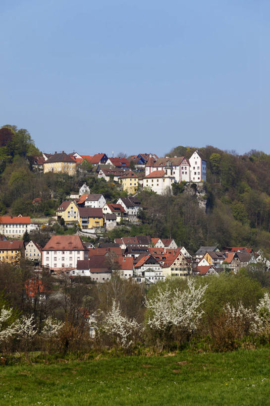 无人,家,竖图,室外,白天,正面,度假,草地,草坪,美景,树林,植物,城市风光,城市,德国,欧洲,阴影,光线,影子,堡垒,城堡,房屋,屋子,景观,娱乐,楼房,住宅,草,树,树木,蓝色,绿色,蓝天,天空,阳光,自然,天,享受,休闲,景色,放松,生长,晴朗,成长,西欧,要塞,万里无云,德意志联邦共和国,巴伐利亚,巴伐利亚州,拜恩州,拜恩自由州,设防,晴空,晴空万里,彩图,房子,埃格洛夫斯泰因,上弗兰肯行政区