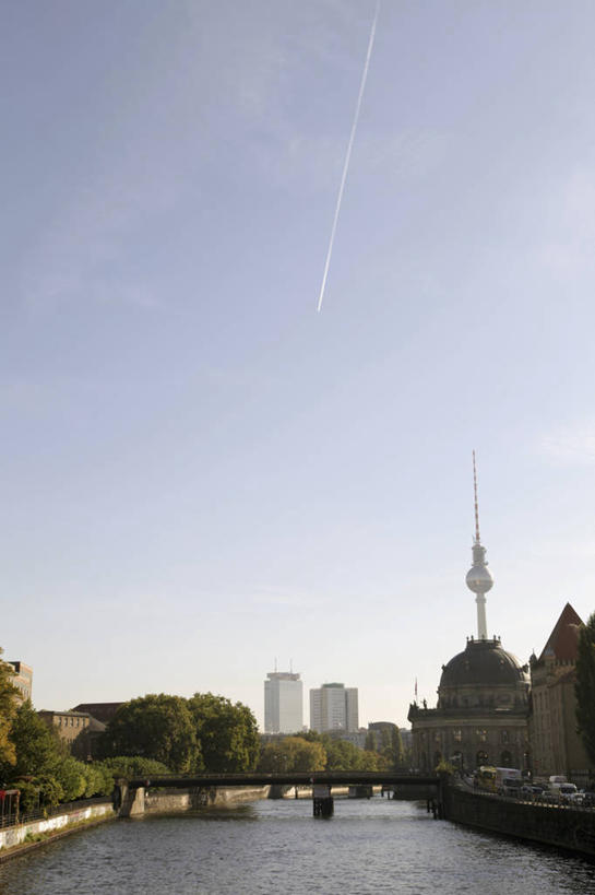 无人,家,竖图,室外,白天,仰视,度假,河流,石头,美景,水,植物,城市风光,城市,道路,飞机,路,公路,汽车,德国,欧洲,石子,房屋,屋子,河水,景观,水流,烟雾,云,云朵,桥,交通,首都,云彩,娱乐,航空,石桥,楼房,柏林,拱桥,住宅,栈桥,车,树,树木,蓝色,绿色,白云,蓝天,天空,自然,交通工具,轿车,天,享受,休闲,景色,放松,运输,拱形,生长,晴朗,成长,人行桥,石拱桥,污染,废气,客机,西欧,载具,电视塔,飞机尾迹,尾迹云,机尾云,飞机拉烟,云带,尾迹,德意志联邦共和国,机尾迹,飞机尾气,柏林州,柏林电视塔,亚历山大广场,石块,晴空,马路,彩图,低角度拍摄,房子,米特区