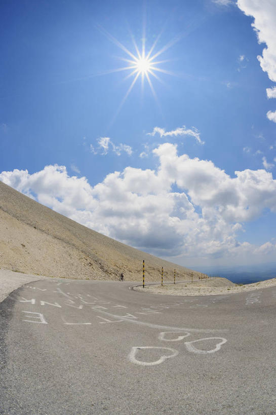 无人,竖图,室外,白天,仰视,度假,石头,美景,太阳,城市风光,城市,道路,路,公路,法国,欧洲,阴影,曲折,弯曲,光线,石子,影子,景观,云,云朵,交通,云彩,娱乐,蓝色,白云,蓝天,天空,阳光,天,享受,休闲,景色,放松,蜿蜒,晴朗,沃克吕兹省,法兰西共和国,法兰西第五共和国,普罗旺斯.阿尔卑斯.蓝色海岸,石块,岩石,晴空,马路,彩图,低角度拍摄,镜头光晕,透镜闪耀,眩光