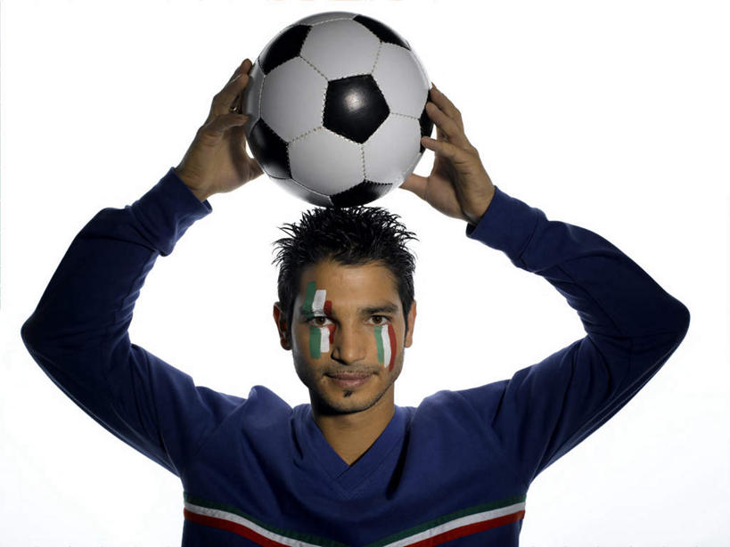 西方人,一个人,举,横图,室内,白天,白色背景,正面,运动服,旗帜,国旗,意大利,欧洲,欧洲人,仅一个男性,仅一个人,服装,拿,拿着,顶,注视,仅一个年轻男性,衣服,观察,看,托,摄影,服饰,影棚,观看,察看,衣着,穿着,关注,南欧,意大利共和国,衣饰,男人,男性,年轻男性,白种人,旗,举起,举手,举着,向上举,向上伸,向上托,半身,彩图,影棚拍摄,拍摄,运动装