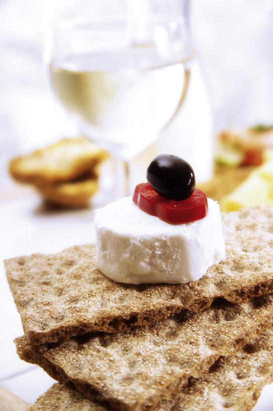 点心,奶酪,红酒,葡萄酒,无人,竖图,室内,特写,白天,正面,橄榄,杯子,阴影,朦胧,模糊,反射,高脚杯,影子,干酪,起司,食品,红酒杯,白葡萄酒,酒类,芝士,一杯,营养,玻璃制品,酒,食物,饮料,一个,酒杯,饼干,零食,乳酪,单个,乳制品,葡萄酒杯,发酵,玻璃杯,青果,白榄,彩图