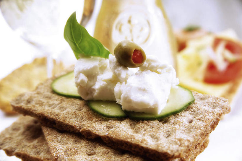 点心,奶酪,红酒,葡萄酒,无人,横图,俯视,室内,特写,白天,橄榄,蔬菜,西红柿,杯子,阴影,朦胧,模糊,新鲜,反射,高脚杯,影子,干酪,起司,食品,红酒杯,白葡萄酒,酒类,芝士,一杯,营养,玻璃制品,酒,食物,饮料,一个,酒杯,饼干,零食,乳酪,有机食品,绿色食品,单个,乳制品,葡萄酒杯,发酵,玻璃杯,青果,白榄,番茄,彩图,高角度拍摄