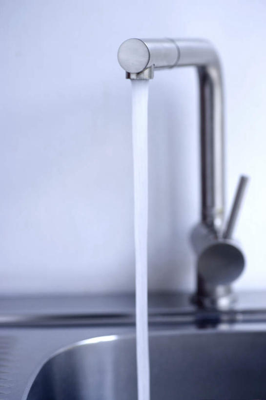 无人,竖图,室外,特写,白天,正面,零件,电路,水,厨房,关闭,阴影,朦胧,模糊,反射,水龙头,液体,影子,水滴,开关,按钮,打开,阀门,开启,闭合,水咀,彩图,灶间