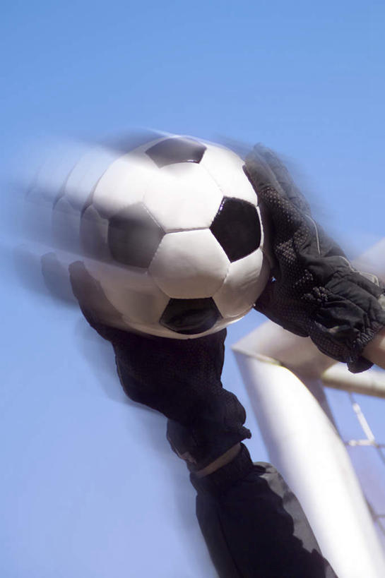 西方人,一个人,举,竖图,室外,特写,白天,仰视,锻炼,安全,运动,足球,欧洲,欧洲人,仅一个男性,仅一个人,朦胧,模糊,球门,防护,足球装备,拿,拿着,运动器械,仅一个年轻男性,蓝色,蓝天,天空,手套,天,托,健身器械,晴朗,保护,保险,健身器材,万里无云,保全,周全,安稳,安定,蹴鞠,防护手套,平安,体育,足球运动,男人,男性,年轻男性,白种人,晴空,晴空万里,举起,举手,举着,向上举,向上伸,向上托,半身,彩图,低角度拍摄,健身,运动器材