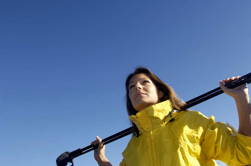 一个人,站,横图,室外,白天,仰视,旅游,度假,仅一个年轻女性,仅一个女性,仅一个人,服装,球杆,注视,休闲装,娱乐,上衣,衣服,黄色,蓝色,蓝天,天空,天,观察,看,站着,享受,休闲,休闲服,放松,服饰,晴朗,观看,察看,关注,万里无云,扛在肩上,年轻女性,女人,女性,晴空,晴空万里,玩耍,半身,彩图,低角度拍摄