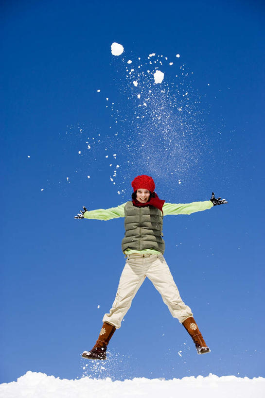 西方人,儿童,一个人,投,伸展双臂,笑,微笑,露齿笑,竖图,室外,白天,正面,旅游,度假,纯洁,雪,大雪,欧洲,欧洲人,仅一个女性,仅一个人,积雪,雪景,冬天,休闲装,娱乐,小孩,蓝天,天空,天,仅一个小孩,享受,休闲,休闲服,放松,可爱,童年,童趣,雪球,童真,烂漫,无邪,天真,女孩,女人,女性,白种人,孩子,敞开双臂,抛,扔,撒,伸开双臂,玩耍,展开双肩,张开手臂,张开双臂,掷,彩图,全身,女生