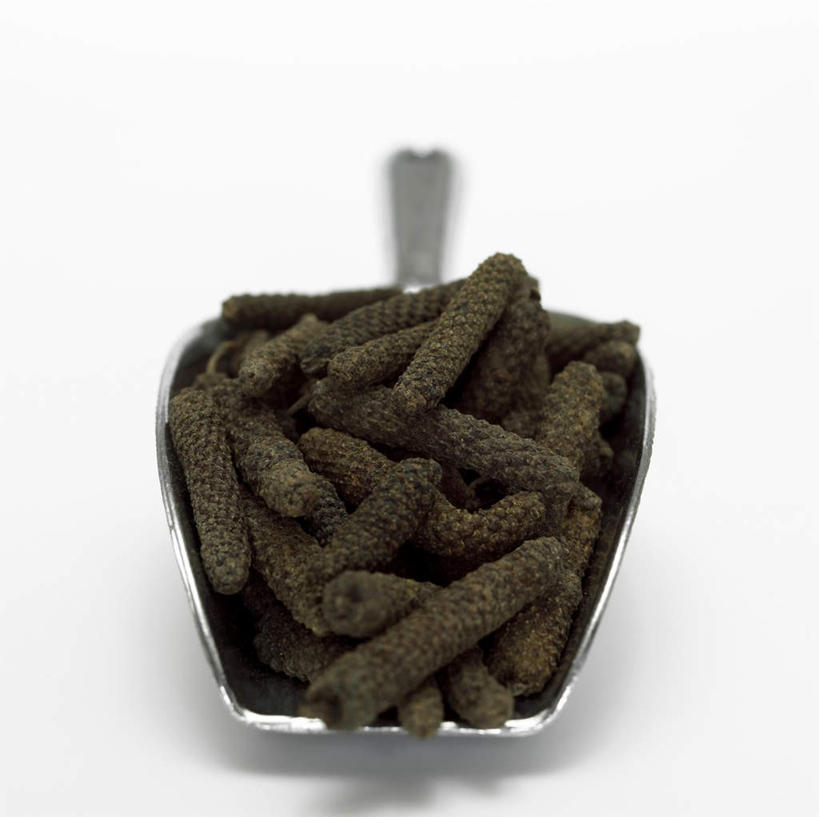 无人,横图,俯视,室内,特写,白天,白色背景,植物,阴影,反射,影子,调料,调味,香料,佐料,草药,药草,调味品,调味料,铲,勺,中药,绿色,摄影,影棚,配料,药材,中草药,中药材,本草,荜拨,作料,胡椒,彩图,高角度拍摄,影棚拍摄,拍摄