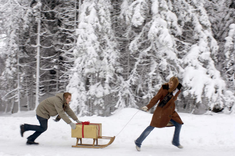 西方人,两个人,夫妻,跑,拉,推,横图,室外,白天,侧面,爱情,雪,植物,大雪,松树,礼盒,礼物,欧洲,欧洲人,纸盒,积雪,雪景,冬天,浪漫,注视,休闲装,盒子,树,树木,绿色,自然,包装盒,礼品盒,观察,看,休闲,休闲服,恩爱,拖,恋人,礼品,生长,成长,观看,雪橇,察看,关注,男人,男性,年轻男性,年轻女性,女人,女性,白种人,情侣,跑步,彩图,全身,伴侣