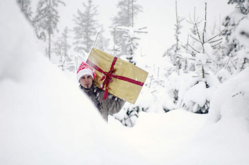 西方人,一个人,站,横图,室外,白天,正面,雪,植物,大雪,松树,礼盒,礼物,帽子,欧洲,欧洲人,仅一个男性,仅一个人,戴,服装,纸盒,积雪,雪景,冬天,注视,休闲装,盒子,树,树木,仅一个年轻男性,衣服,绿色,自然,包装盒,礼品盒,观察,看,扛,站着,休闲,休闲服,圣诞帽,服饰,礼品,生长,成长,观看,察看,关注,扛在肩上,骑在肩上,男人,男性,年轻男性,白种人,半身,彩图