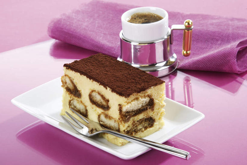 点心,咖啡,无人,横图,俯视,室内,特写,白天,下午茶,幸福,杯子,餐具,紫色背景,朦胧,模糊,叉子,瓷器,碟子,盘,食品,甜点,甜品,咖啡杯,陶瓷制品,娱乐,提拉米苏,食物,糕点,饮料,盘子,餐巾,碟,甜食,享受,休闲,温馨,放松,乐趣,摄影,影棚,提神,舒适,瓷杯,醒脑,软饮料,意大利蛋糕,彩图,高角度拍摄,影棚拍摄,拍摄,蛋糕