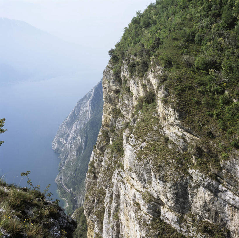 无人,横图,俯视,室外,白天,旅游,度假,湖,湖泊,石头,美景,山,山脉,水,植物,雾,意大利,欧洲,朦胧,模糊,石子,湖面,景观,山顶,山峰,水流,水面,山峦,娱乐,树,树木,绿色,自然,湖水,群山,享受,休闲,景色,放松,生长,成长,迷雾,南欧,自然风光,意大利共和国,颠峰,极峰,布雷西亚省,贝纳科湖,加尔达湖,石块,岩石,大雾,彩图,高角度拍摄