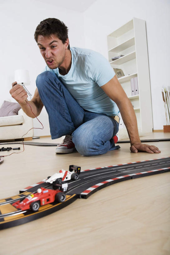 西方人,一个人,举,竖图,室内,白天,正面,游戏,玩具,欧洲,欧洲人,仅一个男性,仅一个人,仅一个中年男性,服装,玩,注视,娱乐,鼓励,衣服,观察,加油,看,手势,托,休闲,益智,打气,服饰,观看,活动,察看,衣着,穿着,发泄,关注,消遣,智力,鼓舞,宣泄,衣饰,男人,男性,中年男性,白种人,举起,举手,举着,玩耍,嬉戏,向上举,向上伸,向上托,彩图,全身