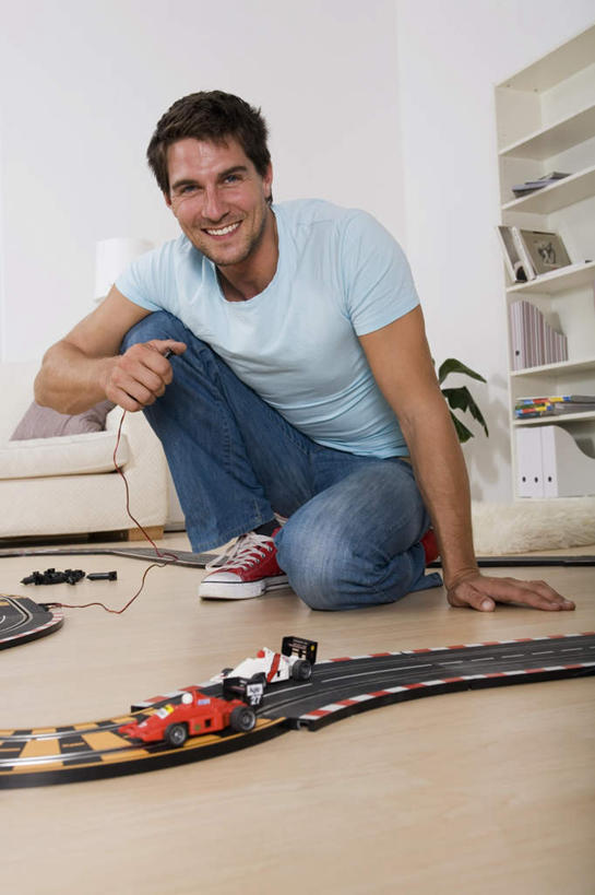 西方人,一个人,笑,微笑,露齿笑,竖图,室内,白天,正面,游戏,玩具,欧洲,欧洲人,仅一个男性,仅一个人,仅一个中年男性,服装,玩,注视,娱乐,衣服,观察,看,休闲,益智,服饰,观看,活动,察看,衣着,穿着,发泄,关注,消遣,智力,宣泄,衣饰,男人,男性,中年男性,白种人,玩耍,嬉戏,彩图,全身