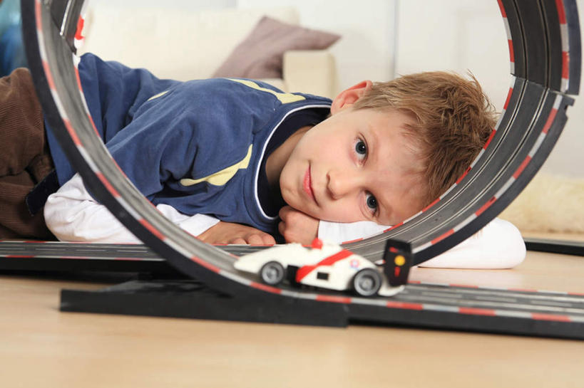 西方人,儿童,一个人,横图,室内,白天,正面,游戏,纯洁,玩具,欧洲,欧洲人,仅一个男性,仅一个人,服装,玩,注视,娱乐,小孩,衣服,观察,看,趴着,仅一个小孩,休闲,可爱,童年,童趣,益智,服饰,观看,活动,察看,衣着,穿着,发泄,关注,消遣,智力,童真,烂漫,无邪,宣泄,衣饰,天真,男孩,男人,男性,白种人,孩子,趴,玩耍,嬉戏,半身,彩图,男生