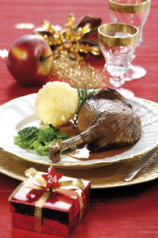 无人,竖图,俯视,室内,特写,白天,鸡,苹果,柠檬,餐具,水果,圣诞节,阴影,红色背景,节日,朦胧,模糊,庆祝,新鲜,装饰,反射,碟子,挂饰,盘,影子,星星,鸡肉,肉,生食,食品,果实,圣诞球,火鸡,文化,肉类,家禽,球,食物,动物,盘子,碟,庆典,球体,星形,摄影,牲畜,有机食品,绿色食品,影棚,纪念,华丽,修饰,点缀,五角形,肉食,衬托,美观,雅致,雅观,七面鸟,吐绶鸡,益母果,柠果,五角星,彩图,高角度拍摄,影棚拍摄,拍摄