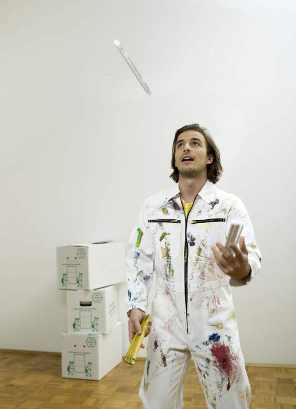 西方人,一个人,站,投,竖图,室内,白天,正面,工作服,制服,地板,欧洲,欧洲人,仅一个男性,仅一个人,测量,包装,笔,纸箱,刻度,墙,办公用品,地面,注视,木地板,墙壁,墙面,文具,仅一个年轻男性,尺,画笔,容器,学习用品,箱子,观察,看,站着,观看,测量工具,文具用品,尺子,察看,衡量,绘图,关注,纸板箱,折尺,比例,测绘,包装箱,量具,量仪,标度,工作制服,男人,男性,年轻男性,白种人,抛,扔,撒,站立,掷,半身,彩图,工作套服