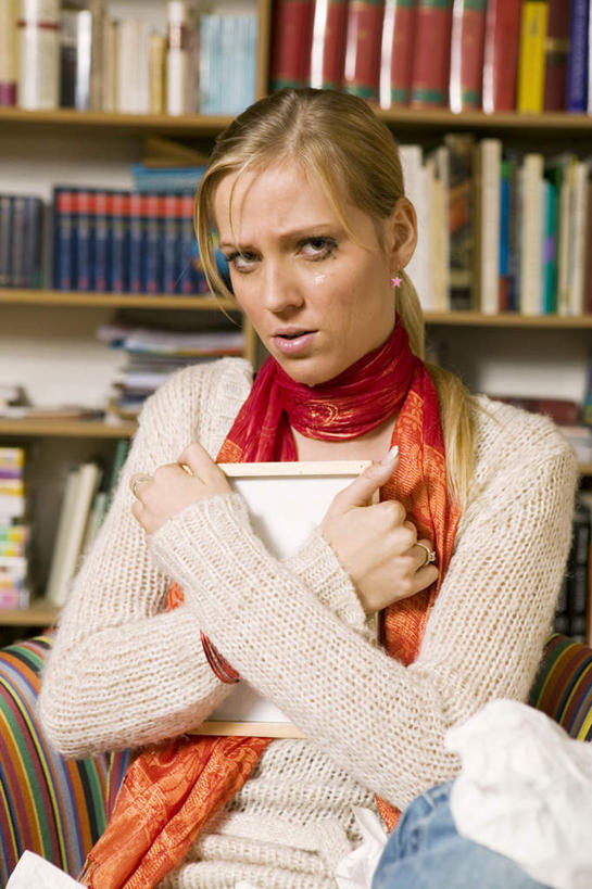 西方人,一个人,图书馆,坐,抱,竖图,室内,白天,正面,看书,阅读,失败,沙发,书籍,相框,欧洲,欧洲人,仅一个年轻女性,仅一个女性,仅一个人,一排,学习,服装,沮丧,整齐,装饰,并列,并排,注视,休闲装,排列,一个,衣服,围巾,书本,书柜,观察,看,休闲,难受,温暖,休闲服,书橱,无奈,读书,浏览,服饰,单个,围脖,抱着,观看,保暖,失望,悲伤,华丽,点缀,察看,伤心,搂着,难过,御寒,队列,关注,失落,平行,布艺沙发,浏览室,颓废,挫败,受挫,落败,落空,错过,失足,失意,失策,失算,颓丧,衰颓,悲哀,懊丧,颓靡,气馁,丧气,衬托,美观,雅致,雅观,挡书板,书挡,书夹,书立,败北,挫折,失利,年轻女性,女人,女性,白种人,书,图书,搂,搂抱,坐着,半身,彩图,书库,图书库,阅览室